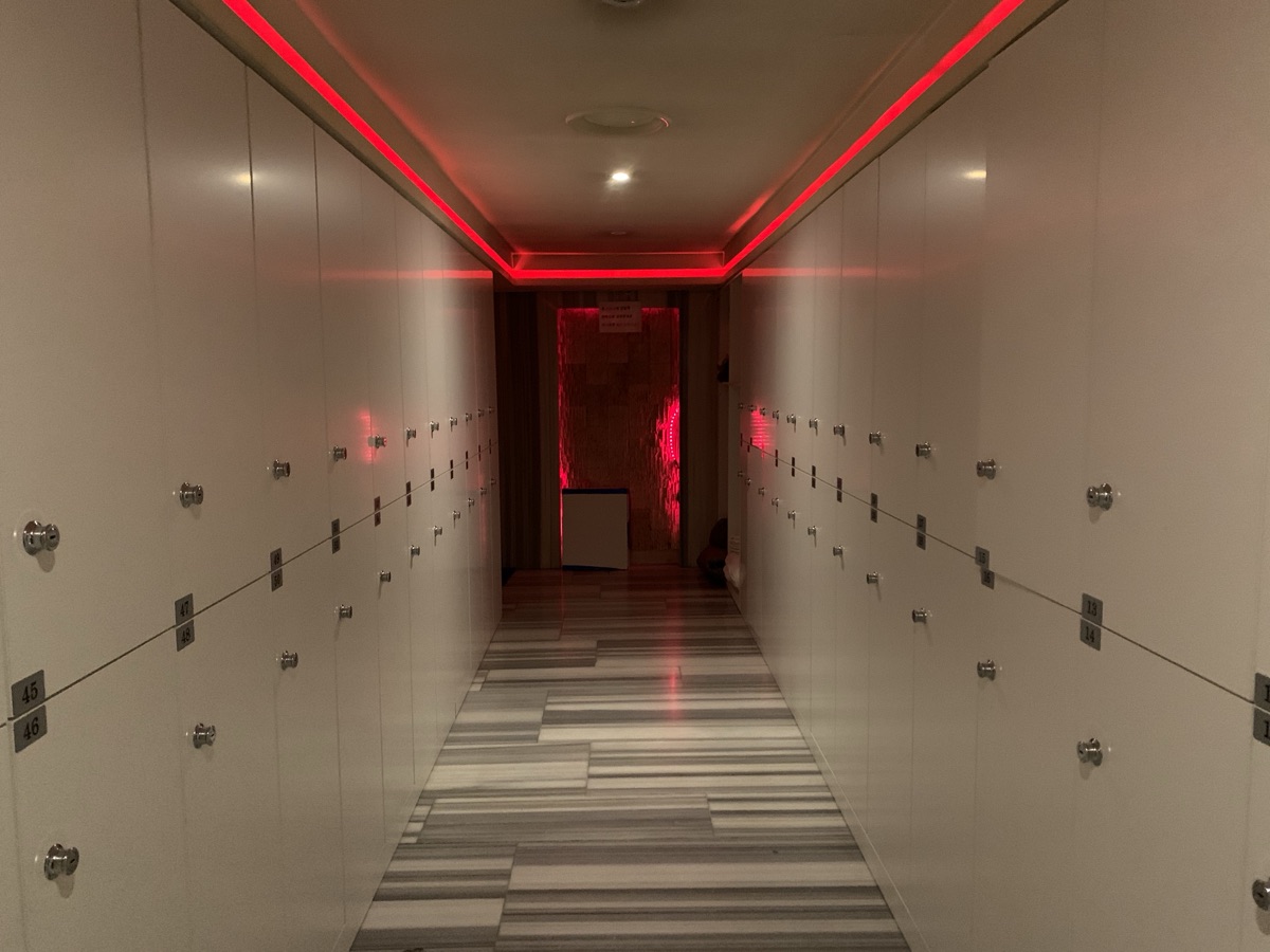 CROWN ロッカールーム