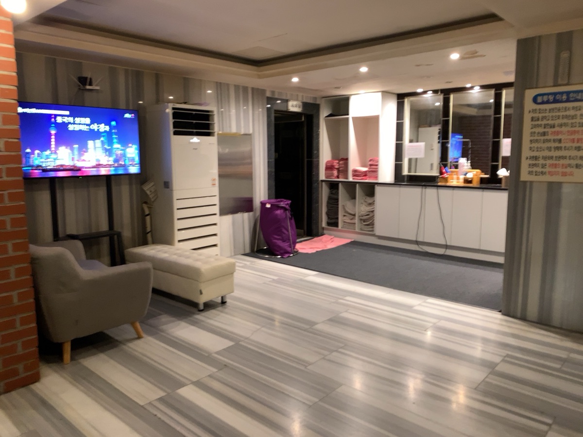 CROWN 待合スペース